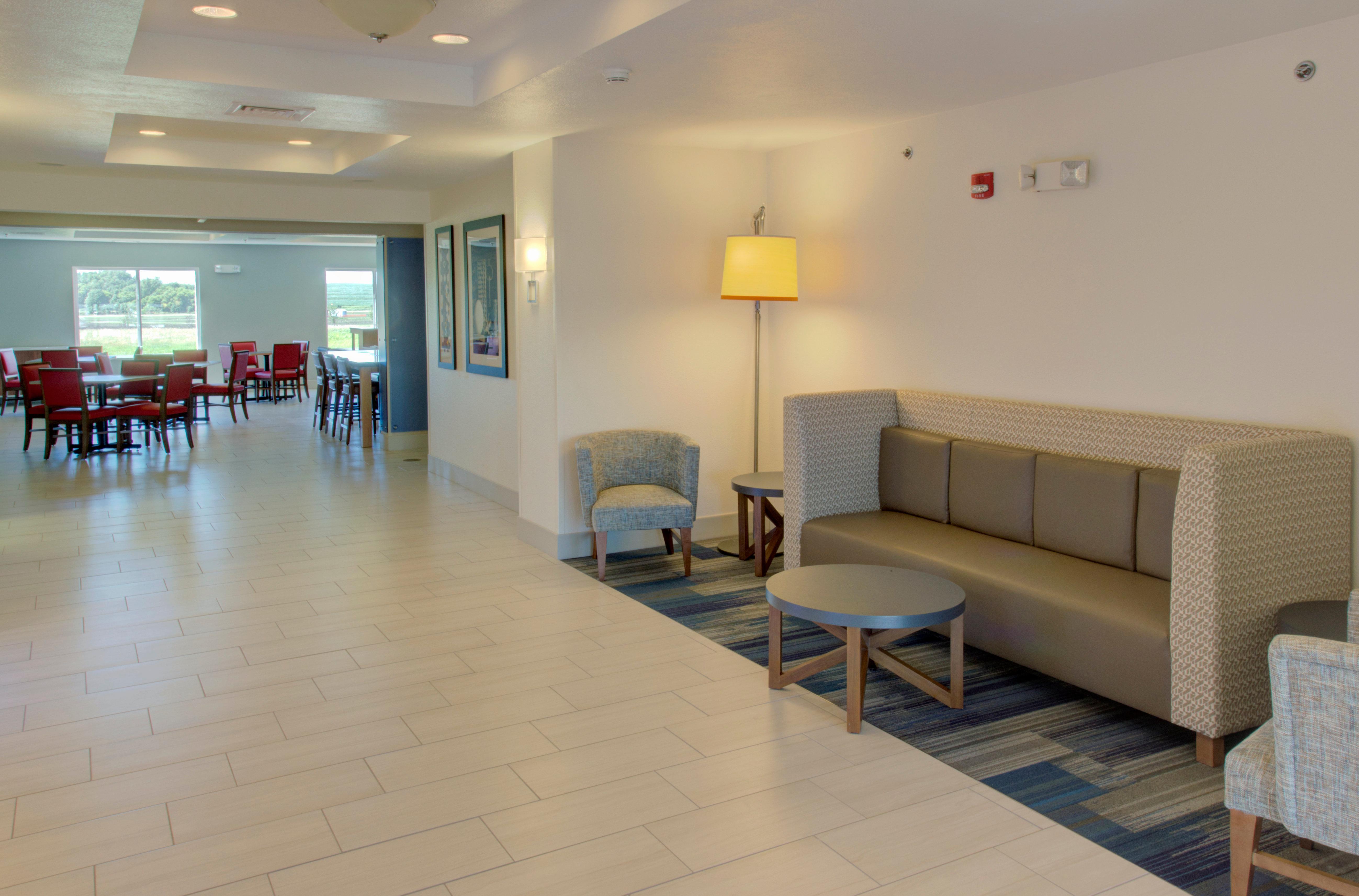 Holiday Inn Express & Suites Le Mars By Ihg Bagian luar foto