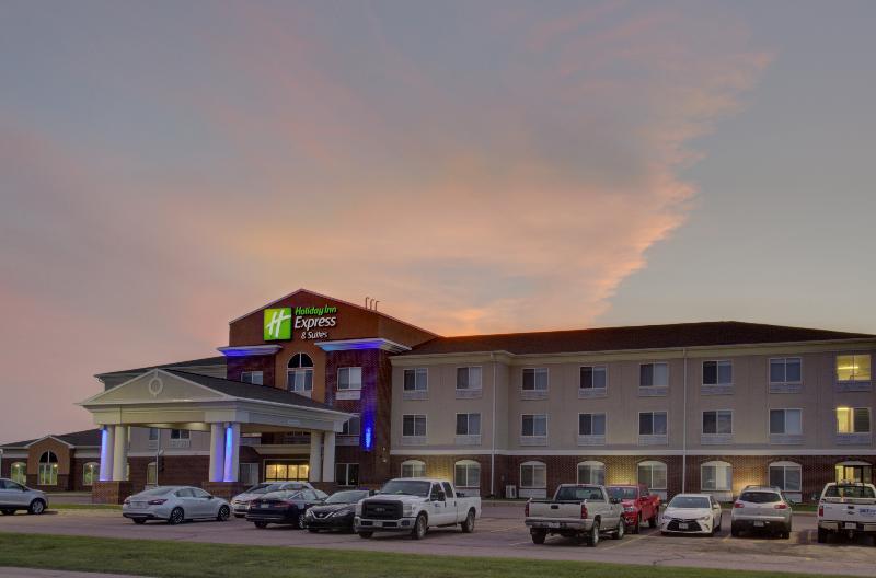 Holiday Inn Express & Suites Le Mars By Ihg Bagian luar foto